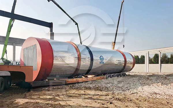 發(fā)酵飼料烘干機吊裝現場(chǎng)